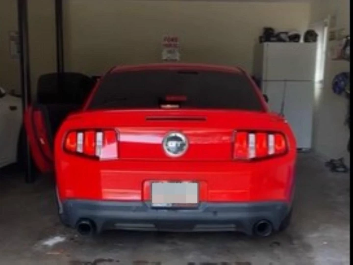 Bambino accende una Mustang e va contro il muro [Video]