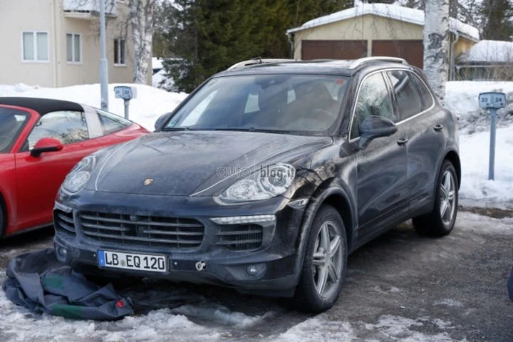Porsche Cayenne: foto spia del facelift