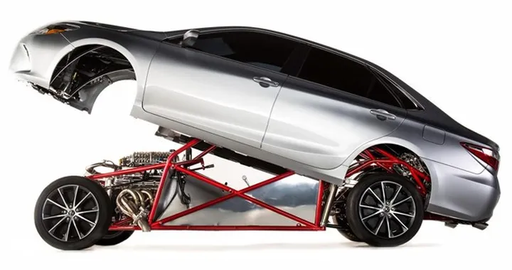 Al Sema c'è una Toyota Camry da 850 cavalli