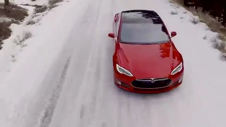 Tesla Model S P85D su neve e ghiaccio