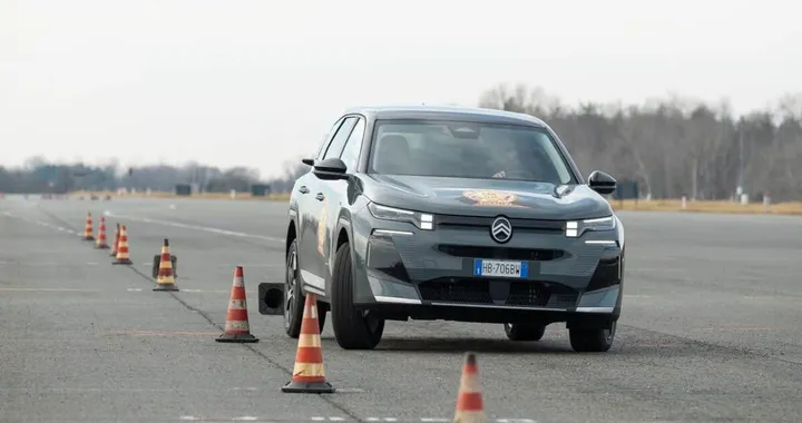 Citroen C5 Aircross finalista all'Auto dell'Anno 2026 in prova a Balocco