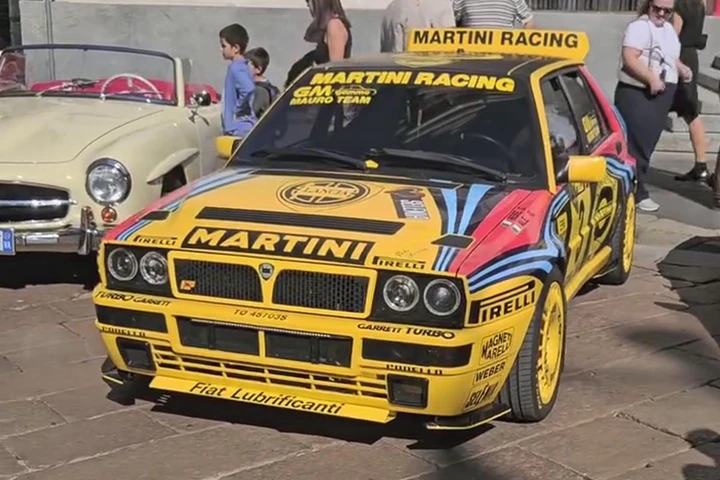 Una Lancia Delta così non passa inosservata, ma il vero tesoro è sul cofano