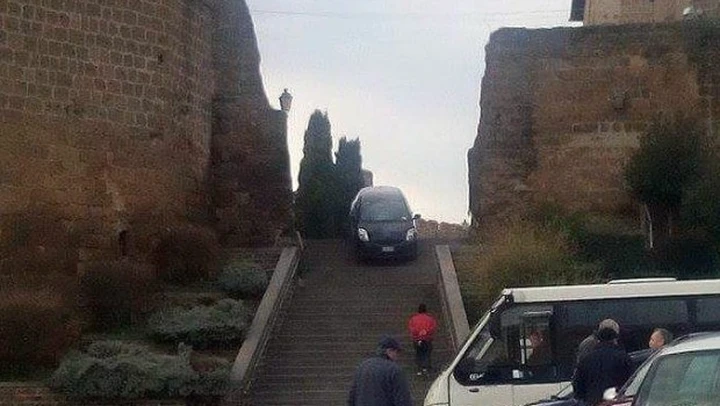 Scambia una scalinata per una strada: Yaris rimane bloccata tra i gradini