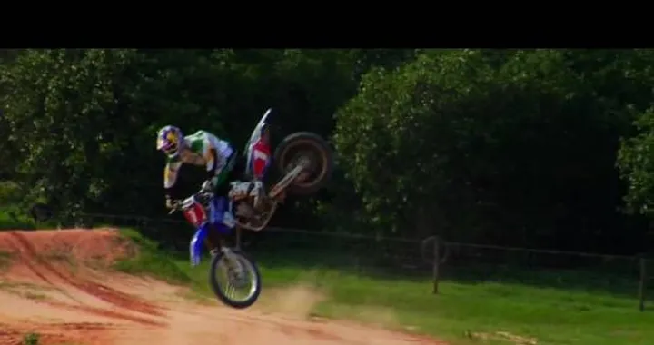 James Stewart è uno spettacolo sulla sua Yamaha