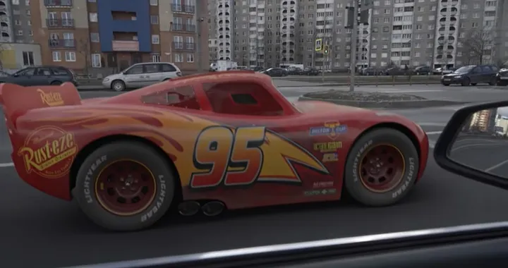 Straordinaria drag race tra una BMW e Saetta McQueen [Video]