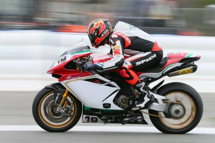 SBK 2015: Leon Camier in pista con la nuova F4 RC