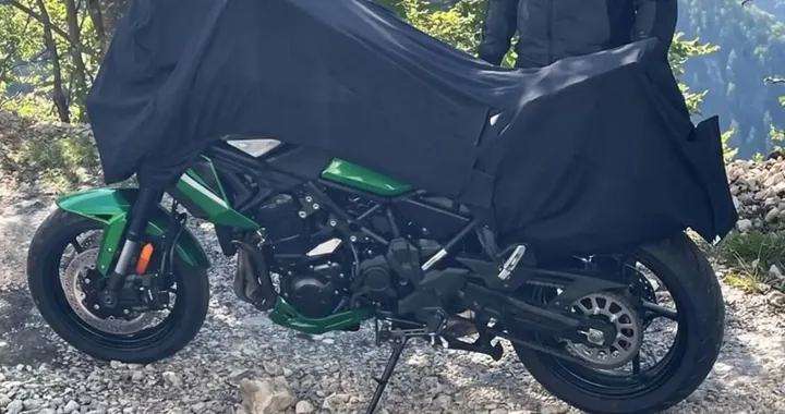Kawasaki Versys 900: la nuova crossover avvistata nei test su strada