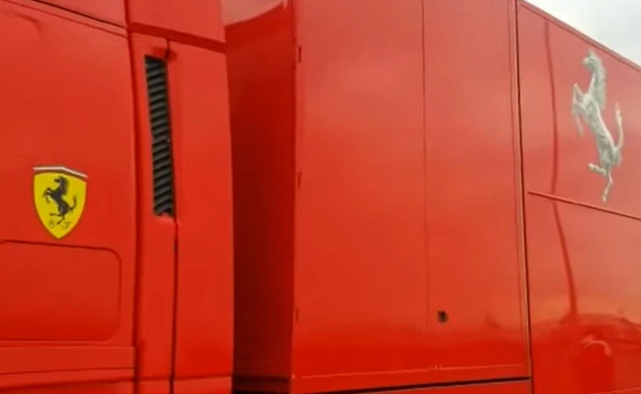 TIR con i motori Ferrari di F1 rischia l'incendio verso Monza