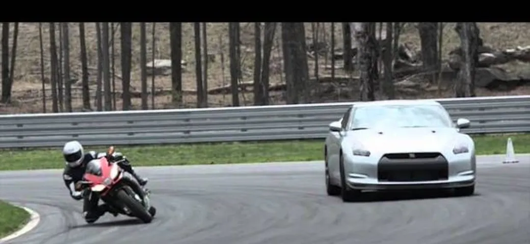 RSV4 vs GT-R: scommettiamo su chi vince? /video