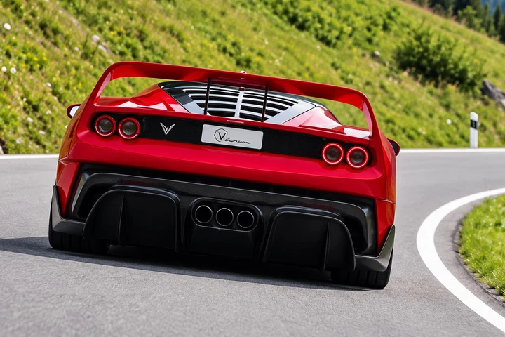 Sembra una Ferrari F40, ma sotto nasconde una SF90 da 1.100 CV: ora è su strada