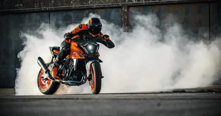 KTM 990 Duke 2024: innovazione e prestazioni al vertice [FOTO]