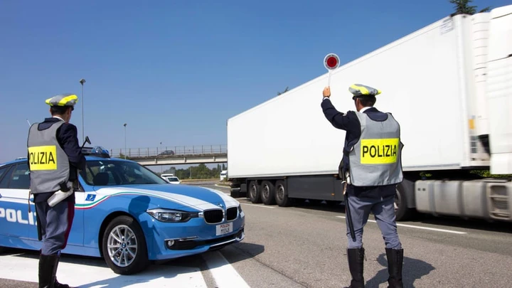 Fuga di 44 km dalla Polizia: fermato 60enne senza patente