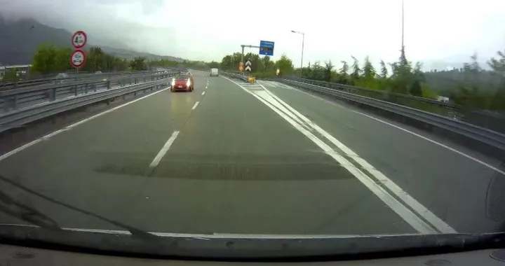 Auto contromano in autostrada per molti chilometri, caccia all'autore