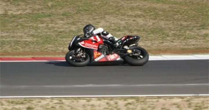 Guintoli prova l'R1 di Haga, sarà lui il pilota Yamaha del futuro?