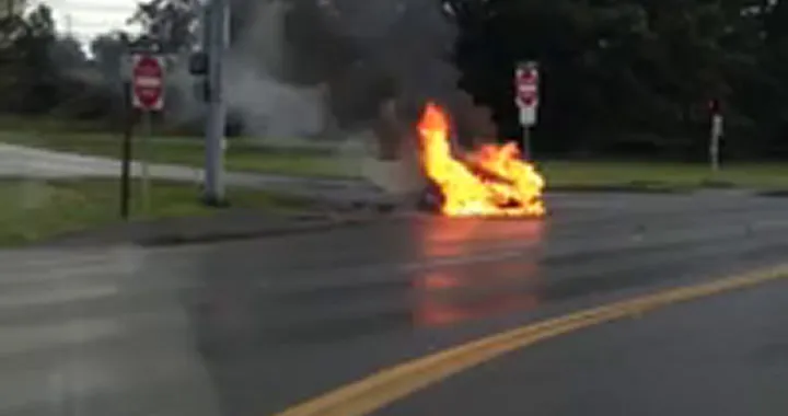 Batteria al litio prende fuoco di una Tesla Model S prende fuoco