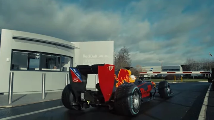 Verstappen va al lavoro con... la Red Bull RB7 [Video]