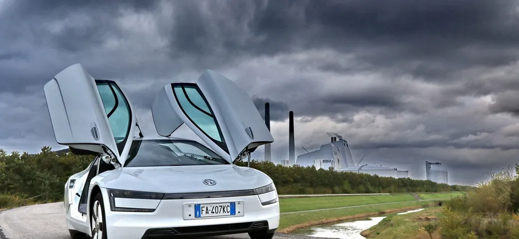 Volkswagen XL1: prova su strada [Video]