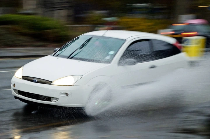 Aquaplaning: che cos’è e come gestirlo alla guida