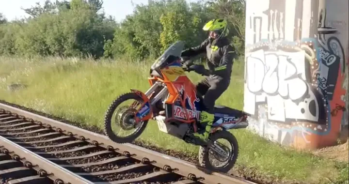 Salta i binari in sella ad una KTM 990 Adventure: il video