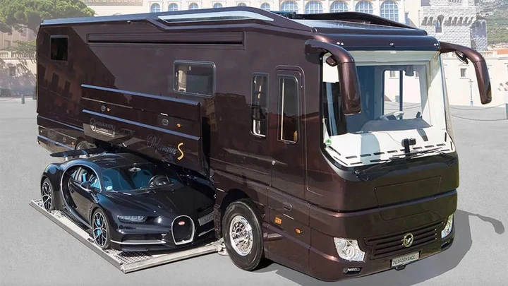 Questo camper da 2,2 milioni nasconde un garage sotto il pavimento per una supercar