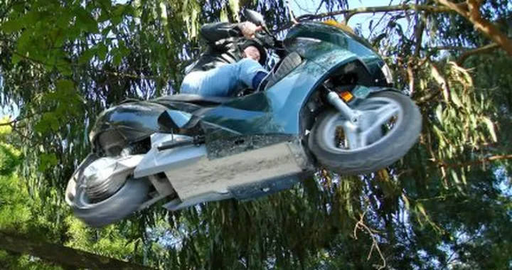 Foto del giorno: acrobazie ecologiche... con il Vectrix