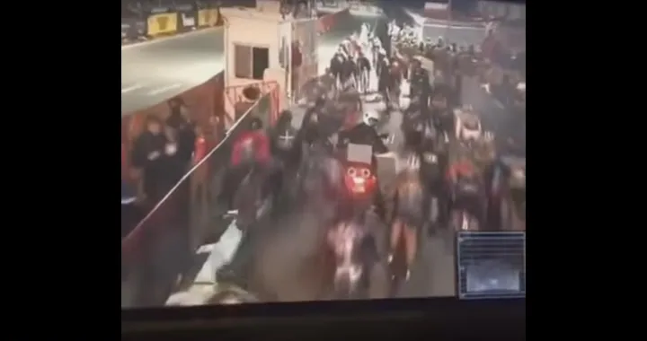Motociclista provoca caduta multipla in un giro ciclistico [Video]