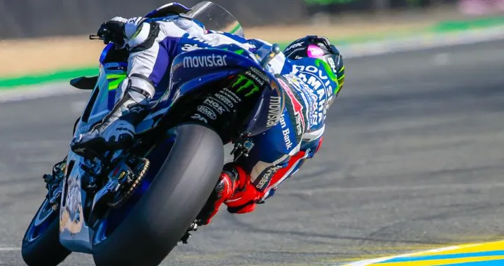 MotoGP Le Mans 2016: Jorge Lorenzo conquista la pole. Terzo Iannone