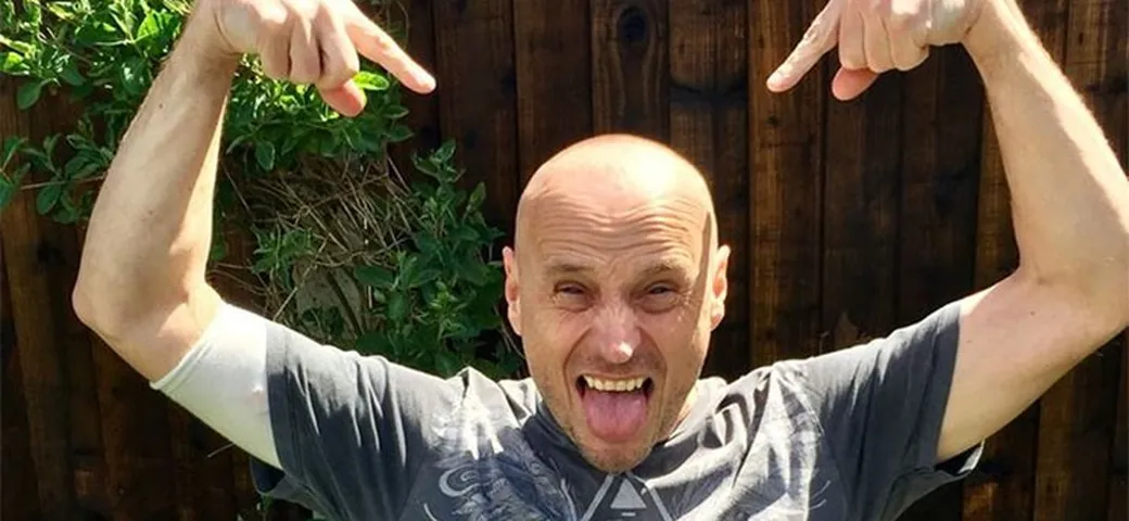Bruce Anstey, la chemioterapia non gli toglie il sorriso