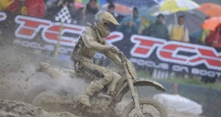 Mondiale Motocross a Faenza: Tanel Leok e Paulin Gautier danzano sotto la pioggia