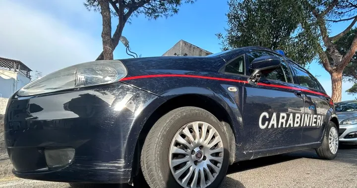 Saluta la pattuglia ma non ha la patente, dopo il controllo scatta il sequestro del veicolo