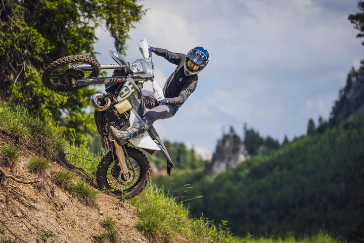 Husqvarna FE Pro e TE Pro 2024: debuttano le nuove moto da enduro [FOTO]