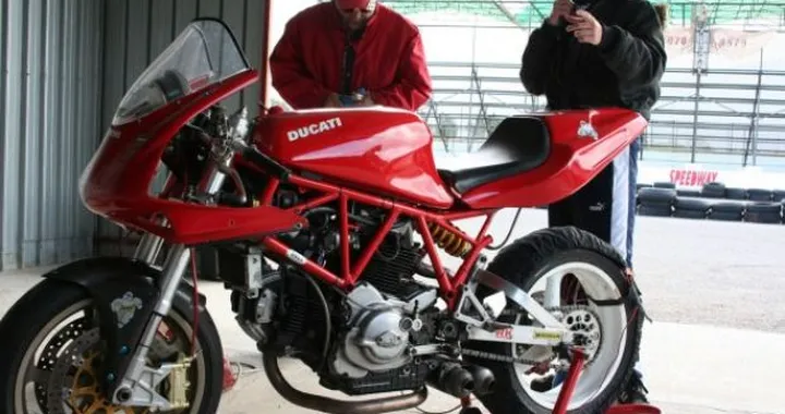Foto del giorno: in pista senza cavalli