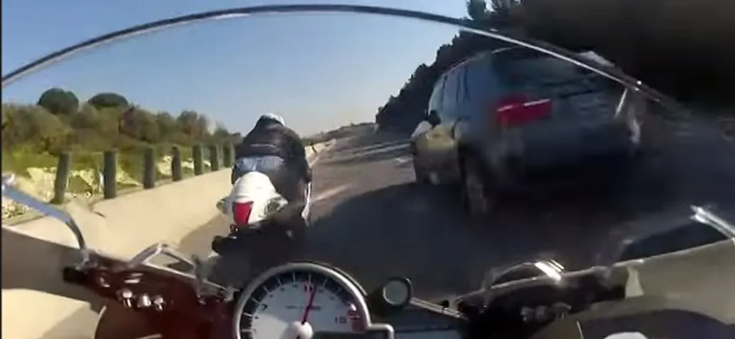 Sfide folli: BMW S1000RR vs Suzuki Hayabusa in autostrada [Video]