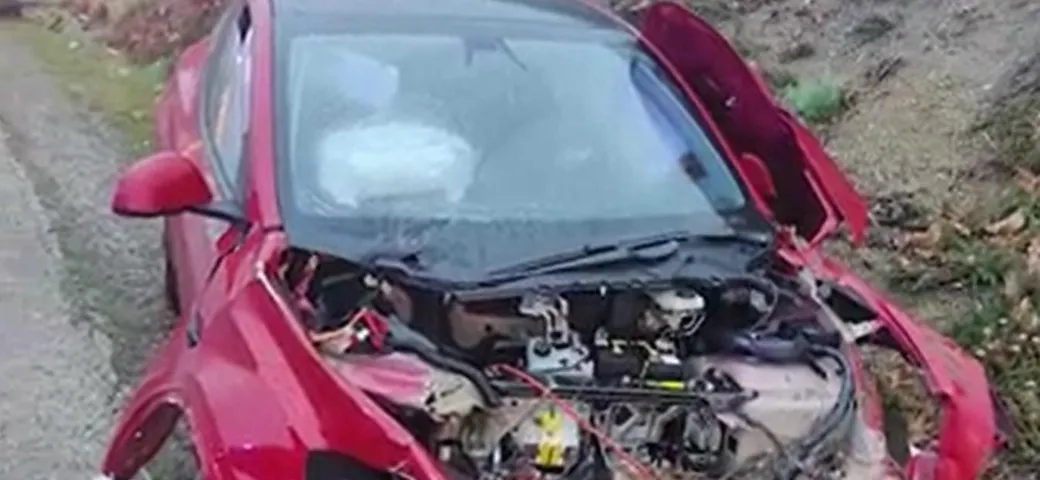Tesla Model Y in aquaplaning: catastrofe evitata per miracolo [Video]