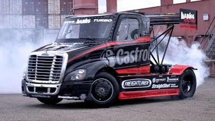 Size Matters 2: drift e salti con il camion in video