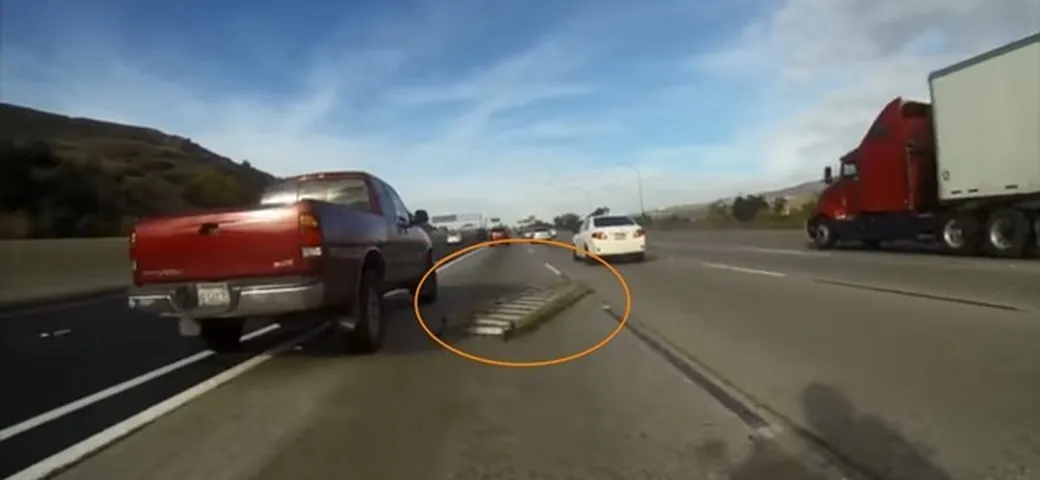Urta una 'scala' in autostrada e cade! [Video]