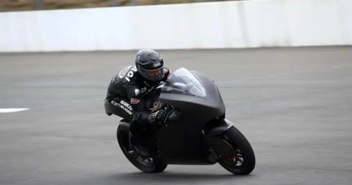 La Mugen Shinden Ni al TT Zero 2013 con John McGuinness