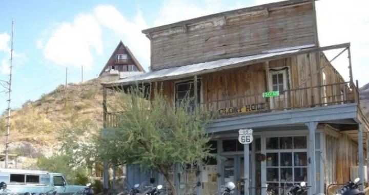 Foto del giorno: cavalli davanti al Saloon sulla Route 66