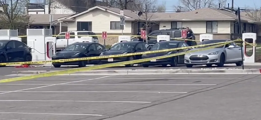 Tesla: litigano per ricaricare l'auto, sparatoria mortale al supercharger