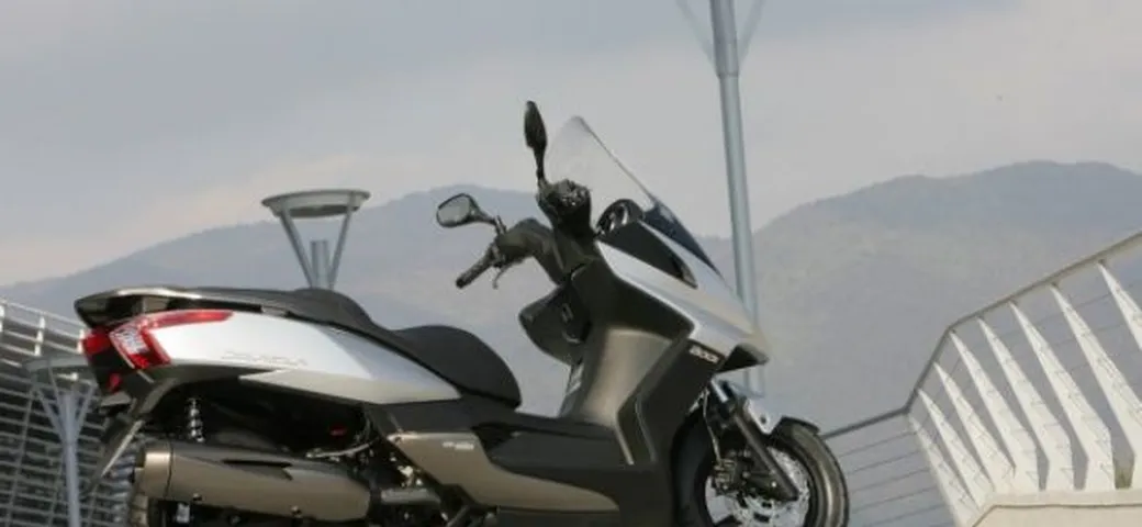 Disponibile nelle concessionarie la coppia Kymco Downtown 300i ABS e 200i 2010