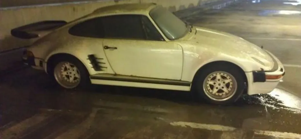 A Pittsburgh hanno abbandonato una (vera?) Porsche 930 Flachbau