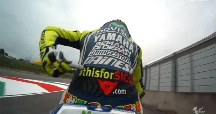 La tuta Dainese #thisforSIC58 di Valentino Rossi battuta per 24 mila euro