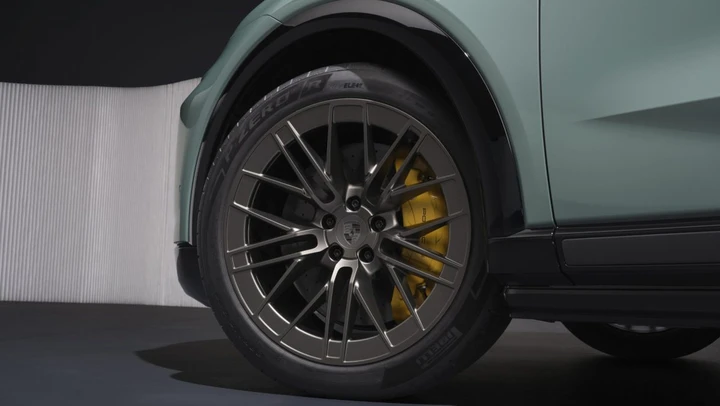 Porsche Cayenne Electric Turbo, 0-100 in 2,5 secondi: Pirelli prepara gomme speciali per domare la sua coppia elettrica