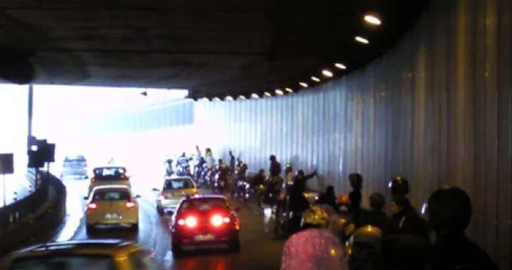 Foto del giorno: Raduno sotto il tunnel