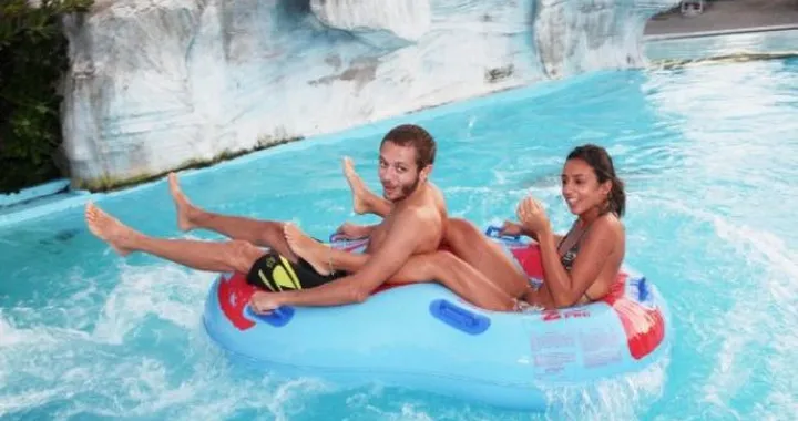 Valentino Rossi sfreccia sugli scivoli dell'Acquafan