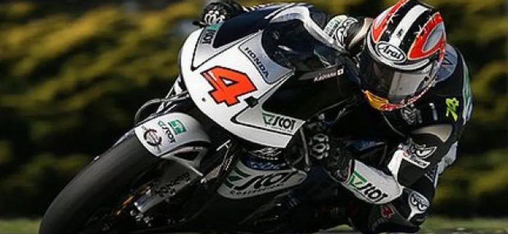 Aoyama in pole, Simoncelli solo ottavo. In 125 miglior tempo di Marquez