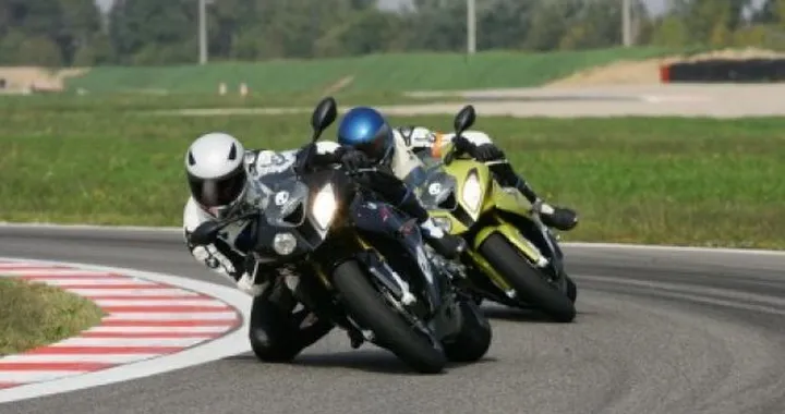 BMW S1000RR  Track Test Tour 2010: esaurite in poche ore le 2700 prenotazioni disponibili