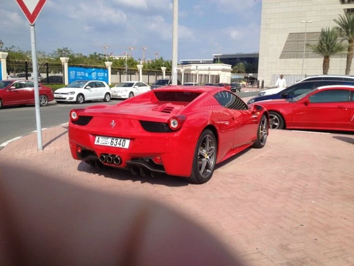 Gli studenti vanno all'università in supercar. Succede a Dubai
