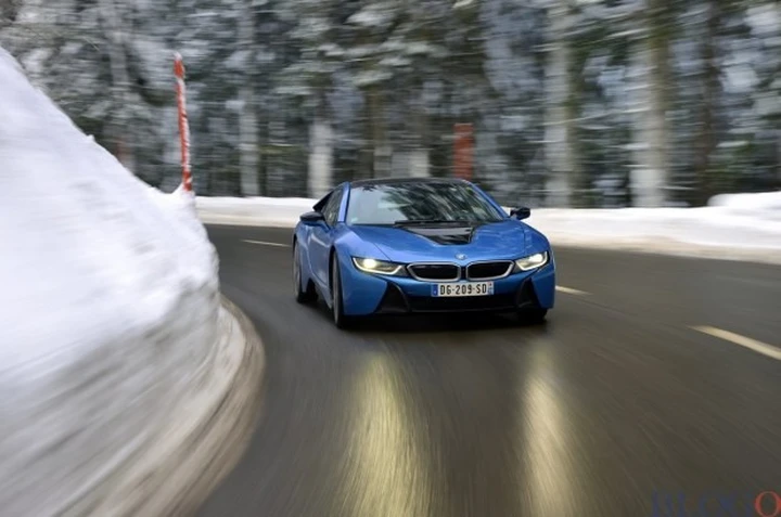 BMW i8: le prestazioni sulla neve [Video Test]