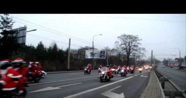 La carovana di Babbi Natale in moto più lunga del mondo